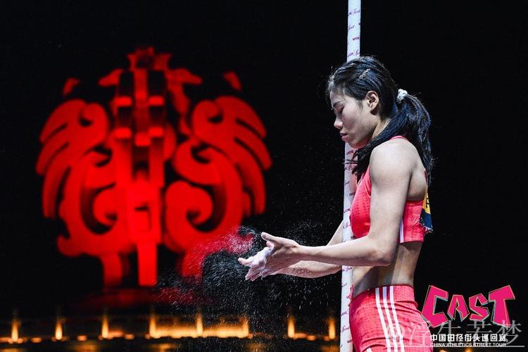 牛春格夺得中国田径街头巡回赛南京站女子撑竿跳金牌 牛春格夺得中国田径街头巡回赛南京站女子撑竿跳金牌